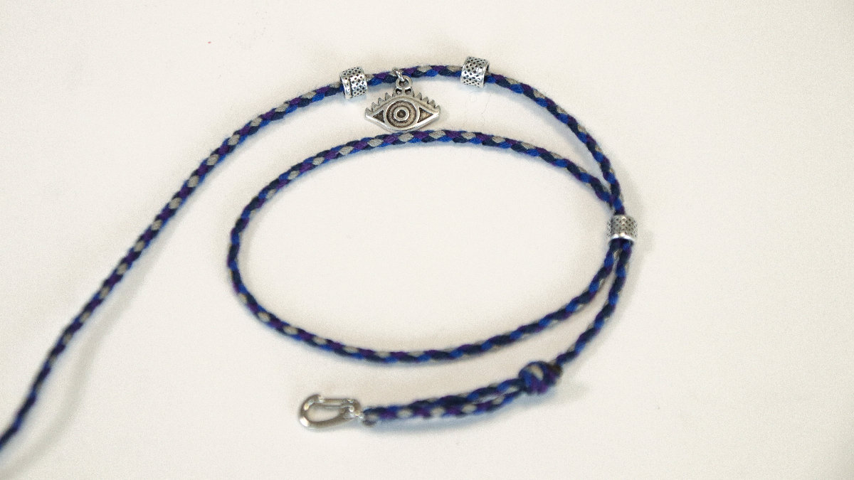 Pulsera de hombre con charms de gri-gri y cordón trenzado : Paso 3 Pulsera de hombre con charms de gri-gri y cordón trenzado : Paso 3