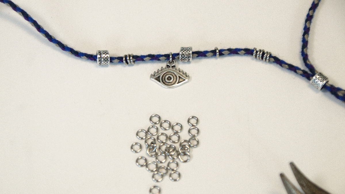 Pulsera de hombre con charms de gri-gri y cordón trenzado : Paso 4 Pulsera de hombre con charms de gri-gri y cordón trenzado : Paso 4