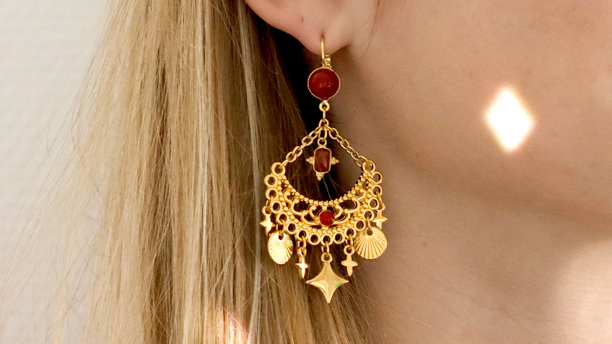 Pendientes en forma de cruz chapados en oro con gema de cornalina