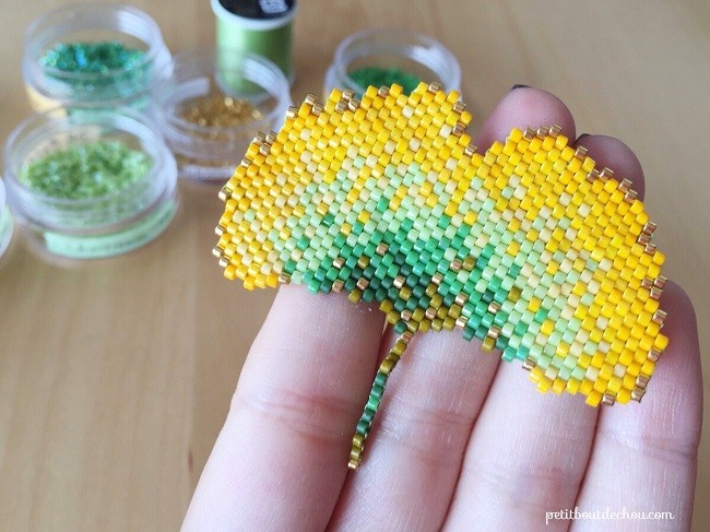 Esquema ginkgo collar de la hoja de la puntada de tejer de ladrillo