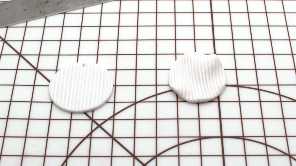 Pendientes de arcilla polimérica perlada y rayada : Paso 3