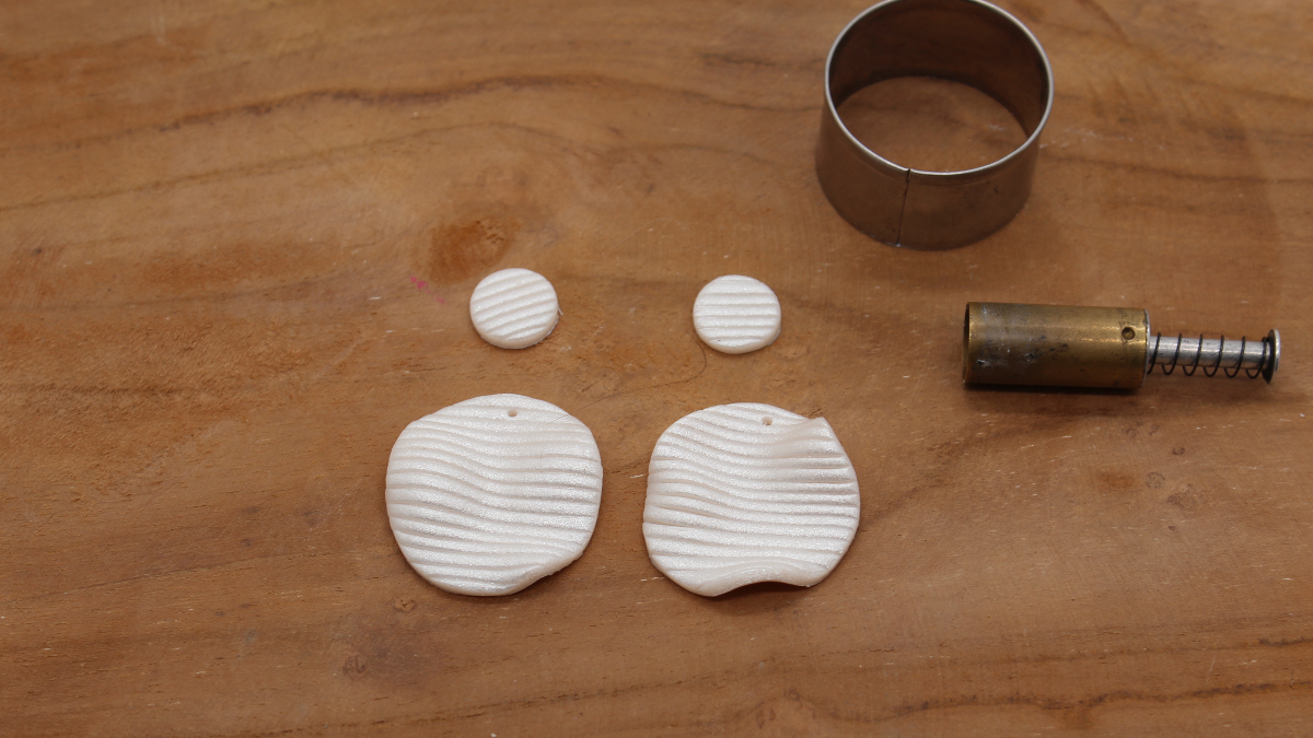 Pendientes de arcilla polimérica perlada y rayada : Paso 4