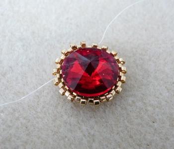 Pendientes en perlas Arcos® y perlas PureCrystal de Puca® - Puca : Paso 5 Pendientes en perlas Arcos® y perlas PureCrystal de Puca® - Puca : Paso 5