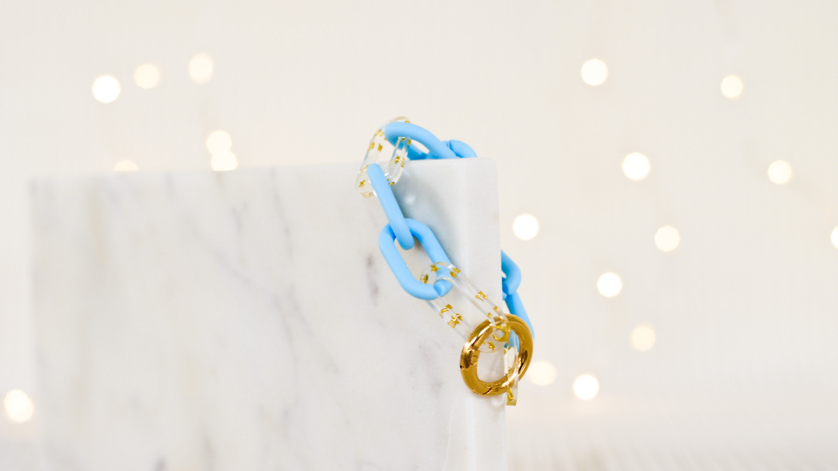Pulsera DIY con malla azul claro y eslabones de epoxi con pequeñas estrellas.