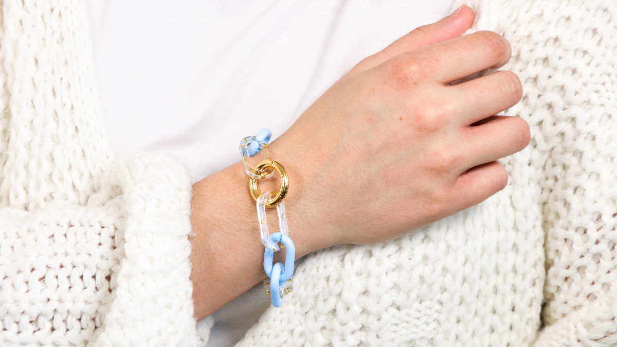 Esquema Pulsera DIY con malla azul claro y eslabones de epoxi con pequeñas estrellas.