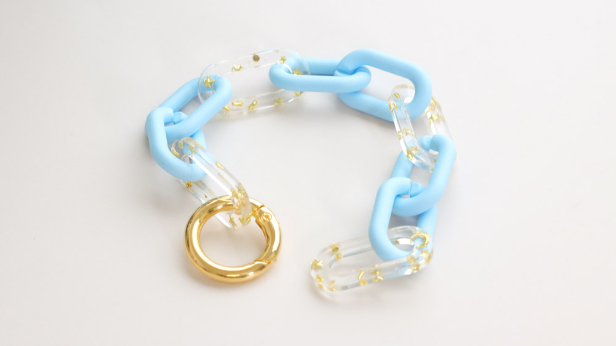 Pulsera DIY con malla azul claro y eslabones de epoxi con pequeñas estrellas. : Paso 2