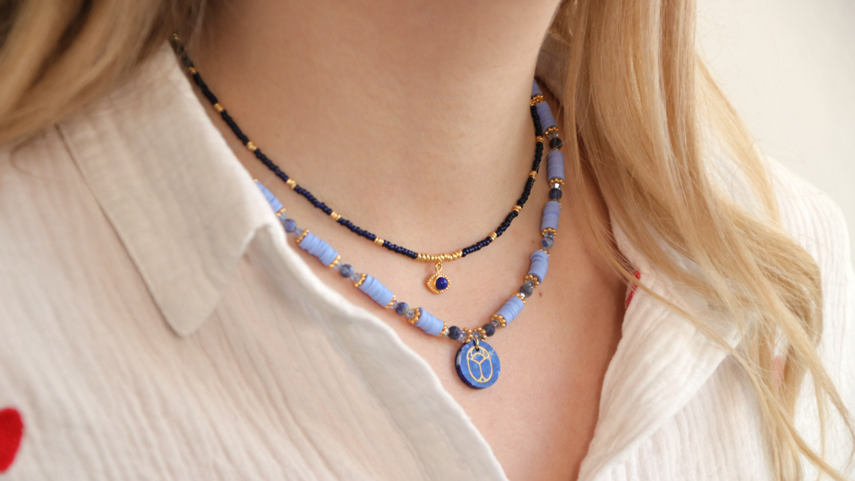 Dúo de collares gri-gri de piedras preciosas con colgante de escarabajo Dúo de collares gri-gri de piedras preciosas con colgante de escarabajo