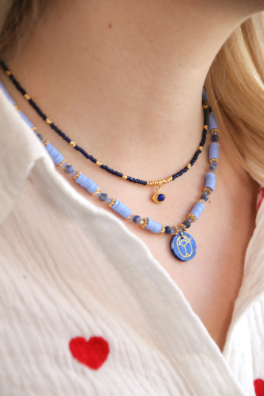 Esquema Dúo de collares gri-gri de piedras preciosas con colgante de escarabajo Esquema Dúo de collares gri-gri de piedras preciosas con colgante de escarabajo