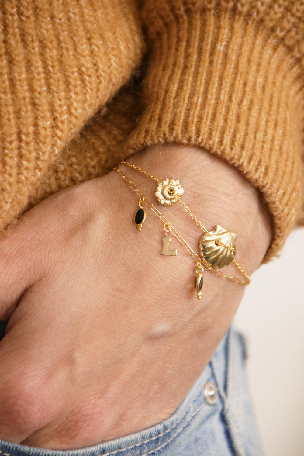 Esquema DIY Pulsera de oro para mujer con colgantes grigri