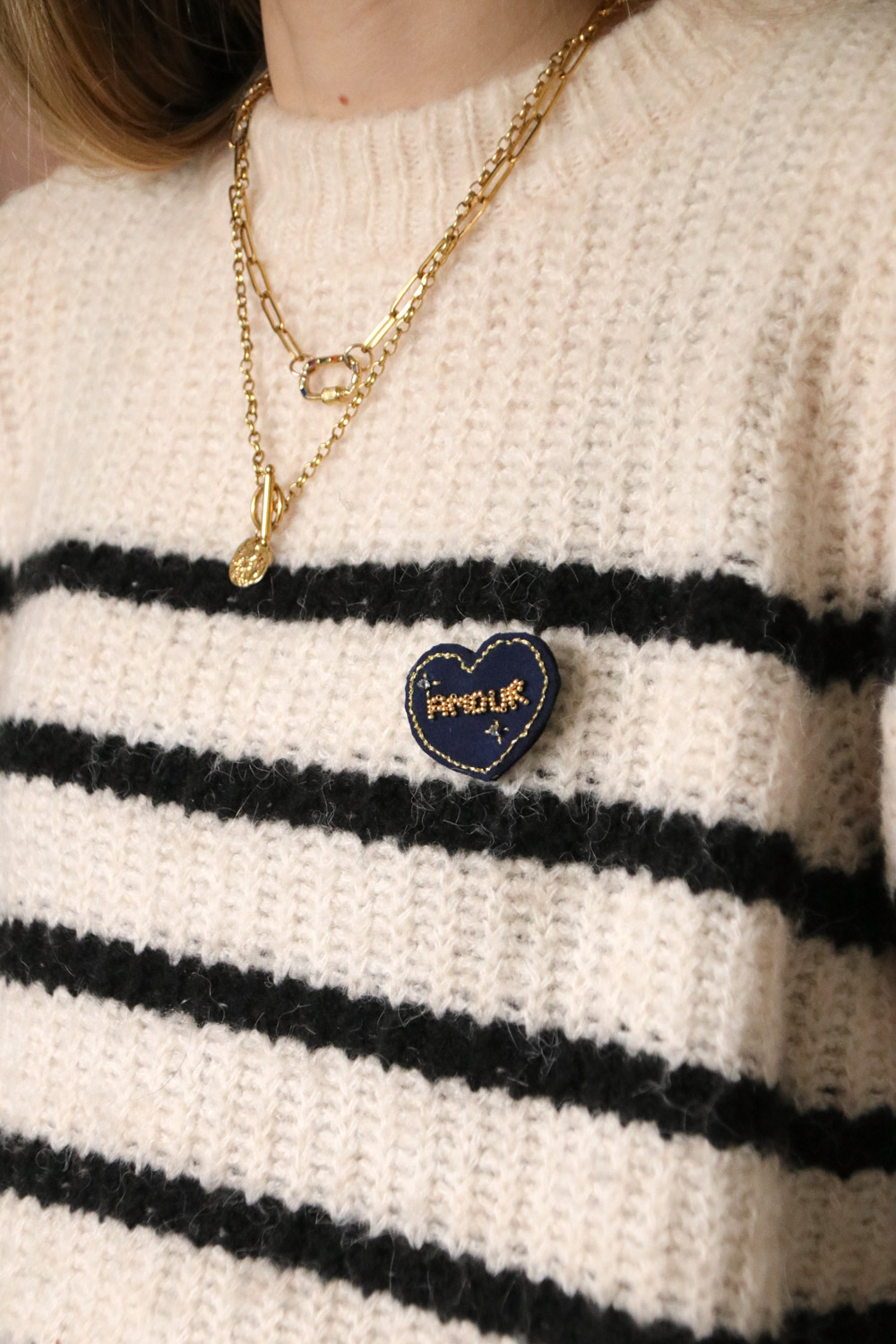 Esquema Tutorial de broche bordado con cuentas palabra LOVE