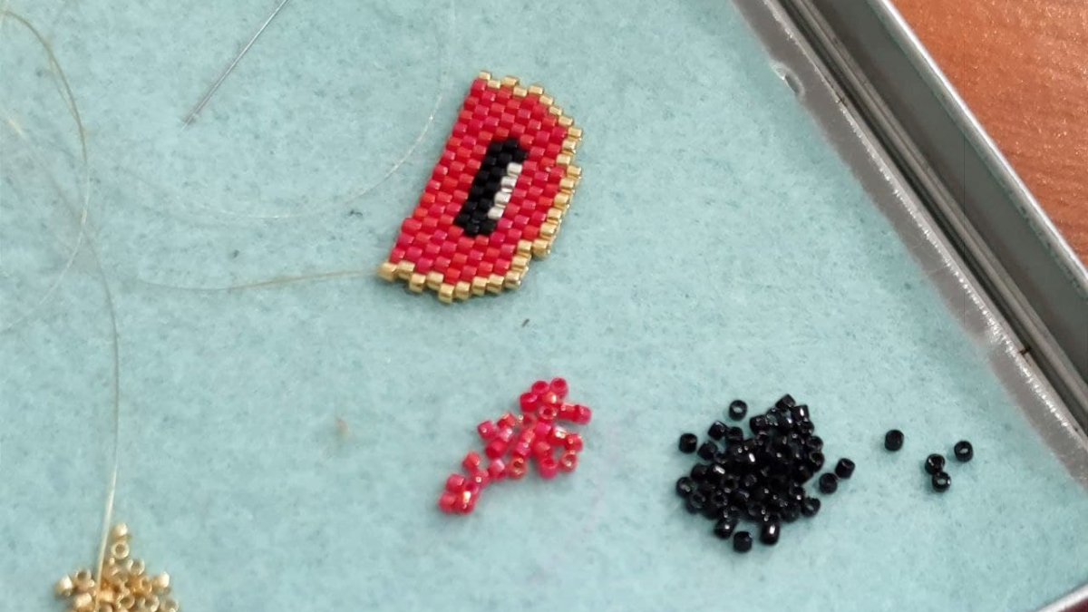 Tejido de cuentas de instrumento musical Ukulele Miyuki Delicas : Paso 1