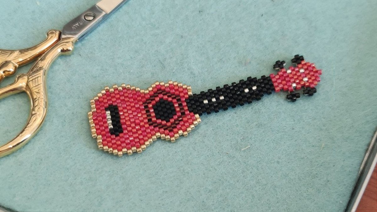 Tejido de cuentas de instrumento musical Ukulele Miyuki Delicas : Paso 2