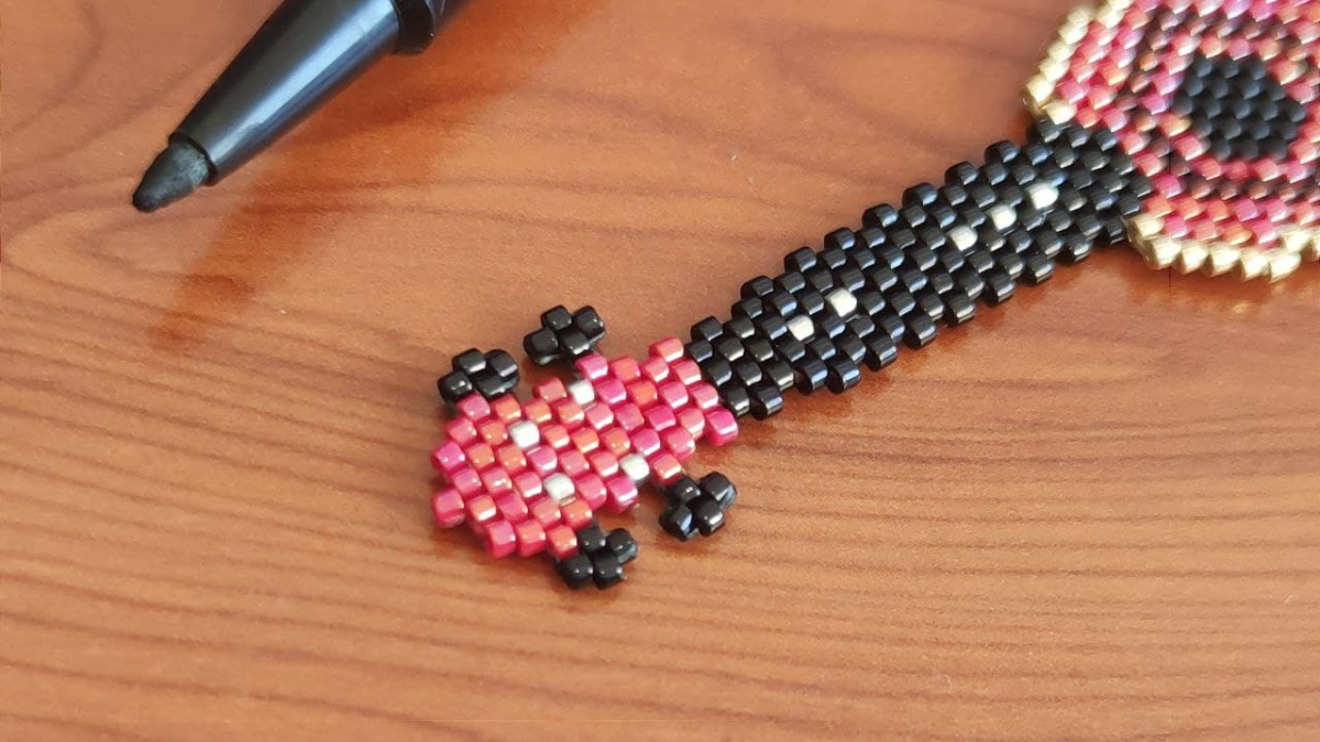 Tejido de cuentas de instrumento musical Ukulele Miyuki Delicas : Paso 3