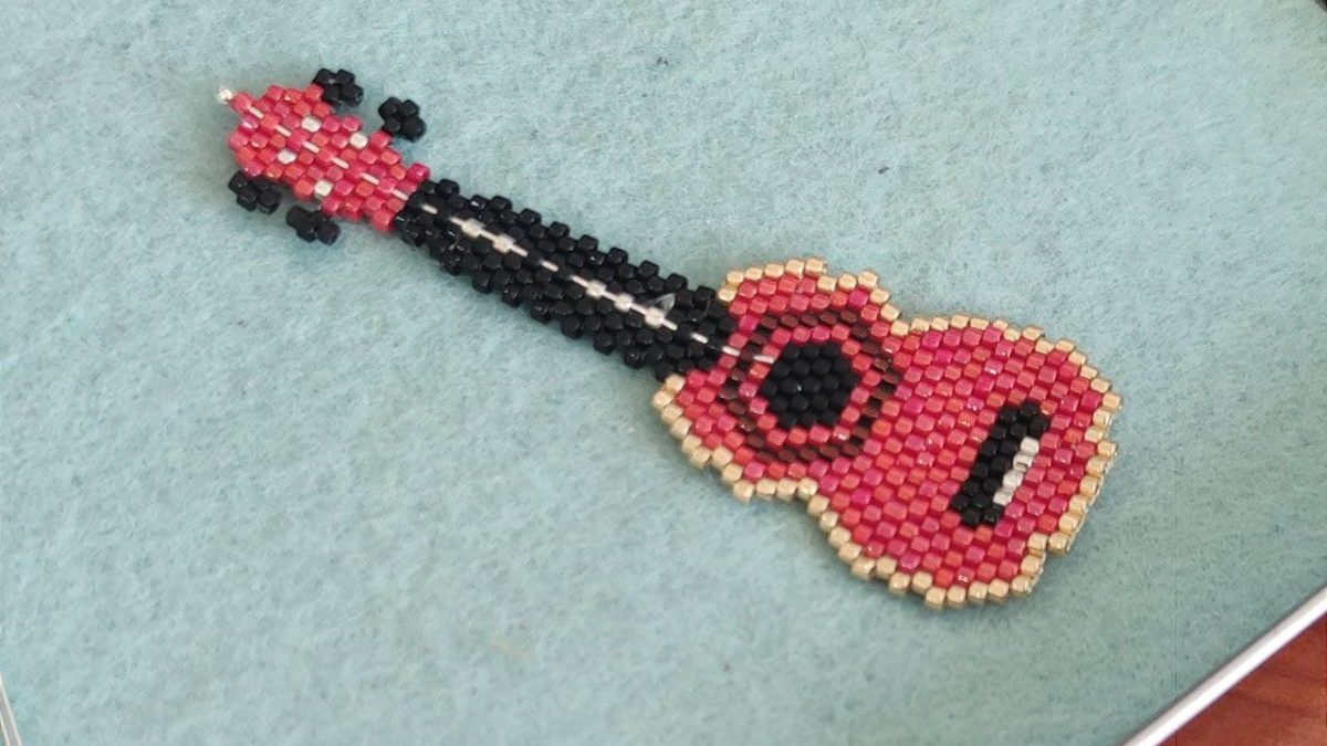 Tejido de cuentas de instrumento musical Ukulele Miyuki Delicas : Paso 4