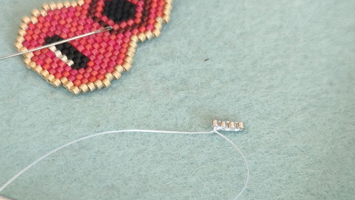 Tejido de cuentas de instrumento musical Ukulele Miyuki Delicas : Paso 6