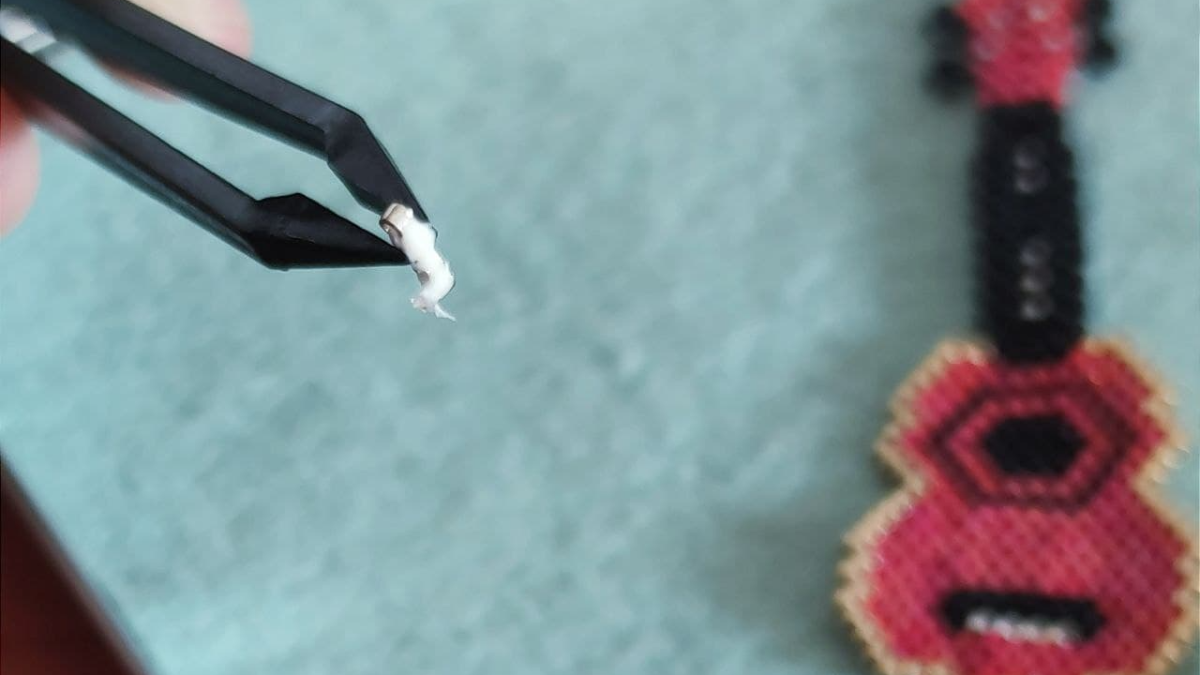 Tejido de cuentas de instrumento musical Ukulele Miyuki Delicas : Paso 7