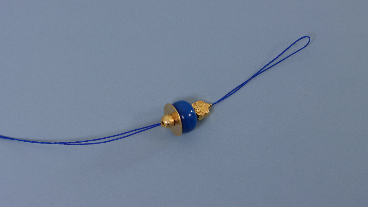 Bisutería para móviles con cuentas étnicas, cristales de puro cristal, piedras preciosas y borlas : Paso 2