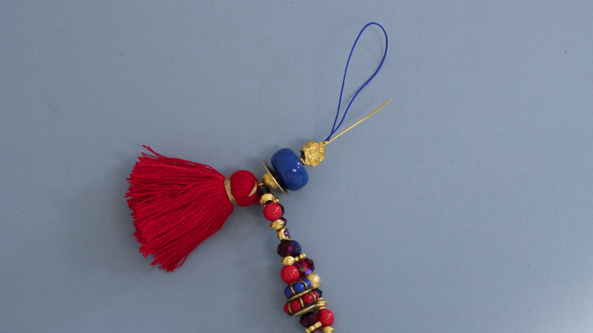 Bisutería para móviles con cuentas étnicas, cristales de puro cristal, piedras preciosas y borlas : Paso 5