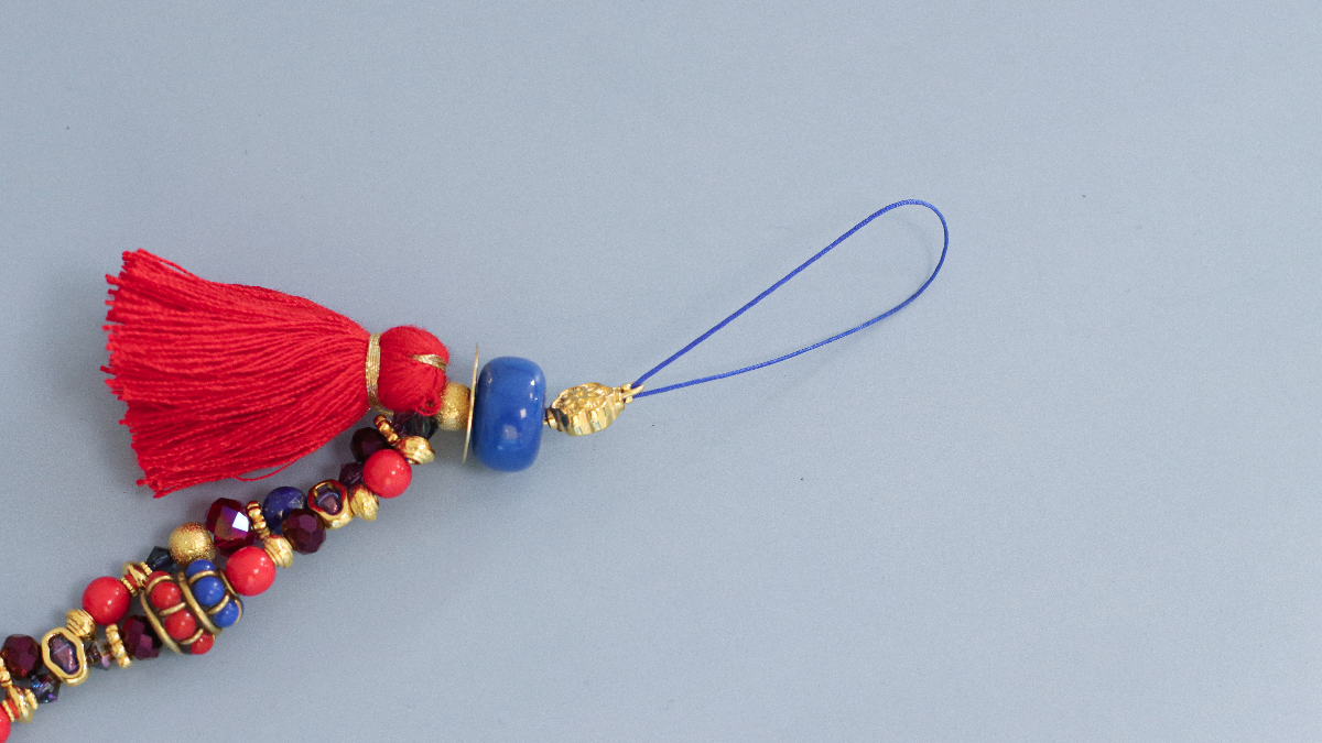 Bisutería para móviles con cuentas étnicas, cristales de puro cristal, piedras preciosas y borlas : Paso 6