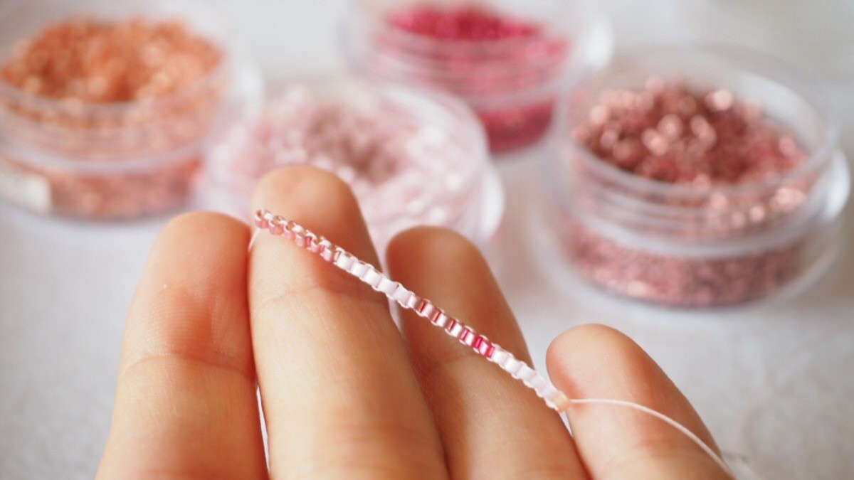 Tejiendo ladrillo motivo de la puntada de gallo por Año Nuevo chino : Paso 1