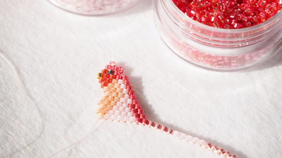 Tejiendo ladrillo motivo de la puntada de gallo por Año Nuevo chino : Paso 2