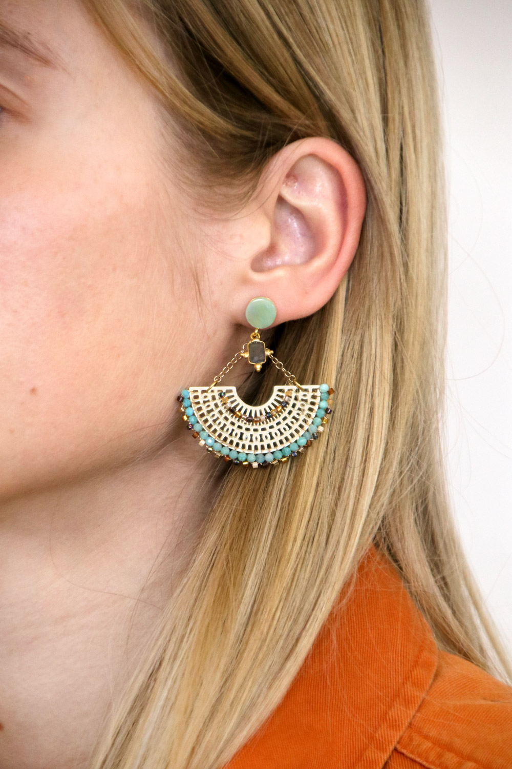 Esquema Pendientes de media luna con cuentas de amazonita y delicas Miyuki 11/0