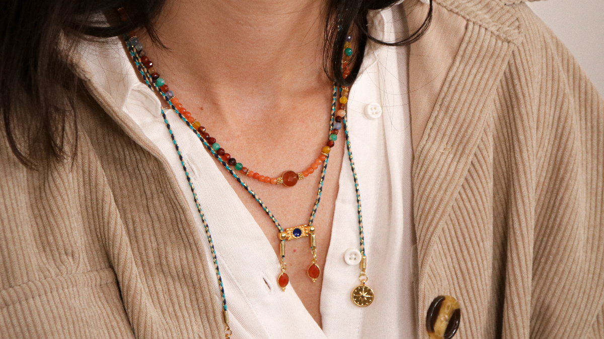 Esquema Apilamiento de collares bohemios chic con piedras preciosas y colgantes