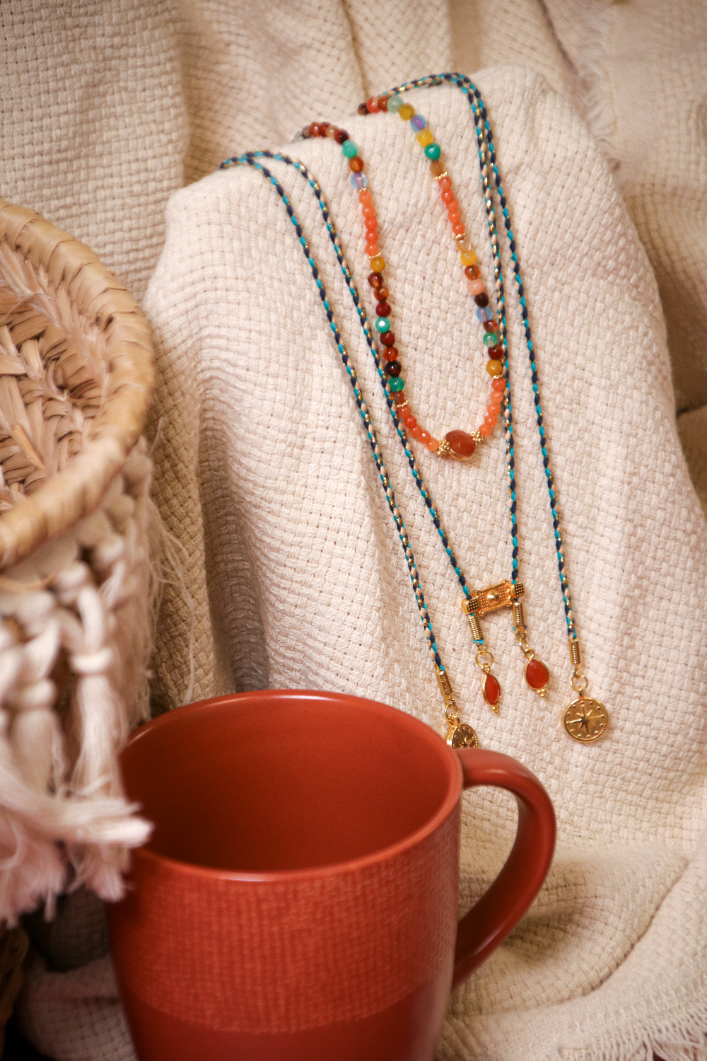 Esquema Apilamiento de collares bohemios chic con piedras preciosas y colgantes