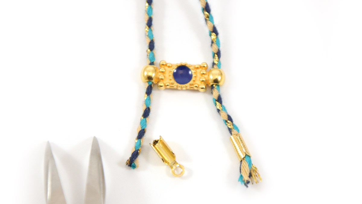 Apilamiento de collares bohemios chic con piedras preciosas y colgantes : Paso 2