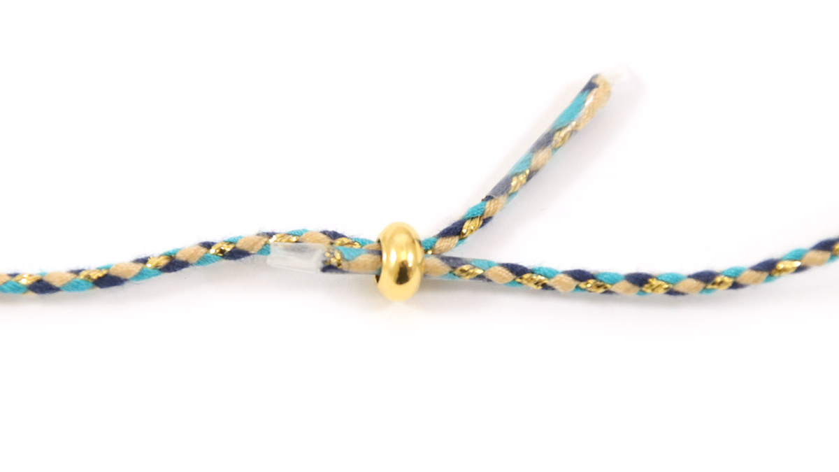 Apilamiento de collares bohemios chic con piedras preciosas y colgantes : Paso 3