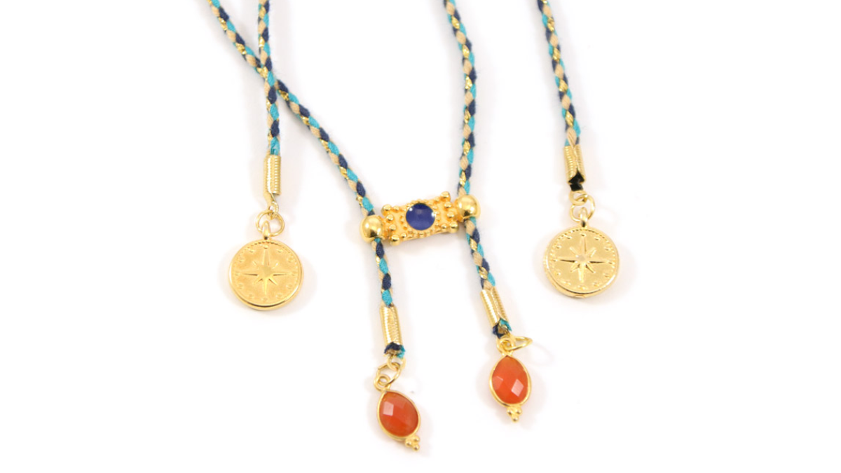 Apilamiento de collares bohemios chic con piedras preciosas y colgantes : Paso 4