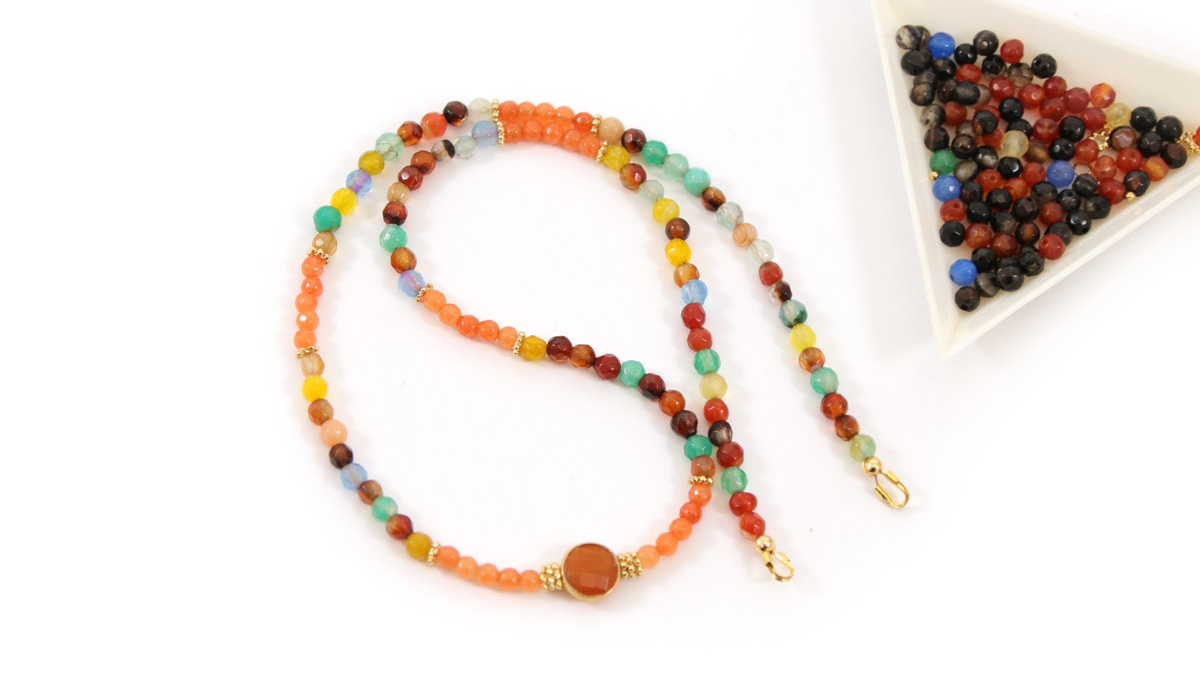 Apilamiento de collares bohemios chic con piedras preciosas y colgantes : Paso 7