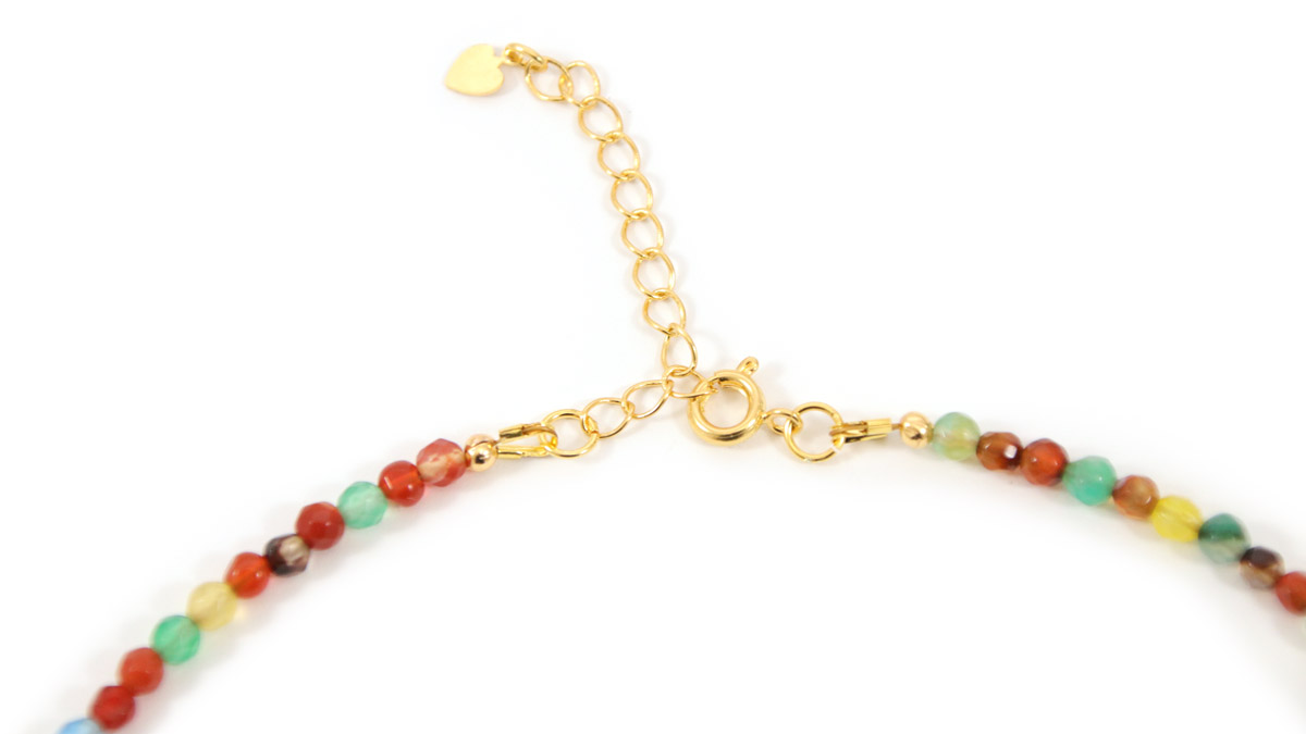 Apilamiento de collares bohemios chic con piedras preciosas y colgantes : Paso 8