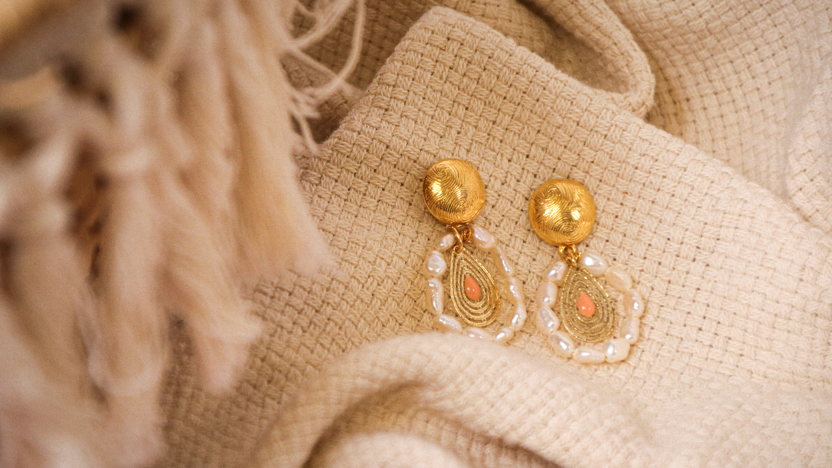 Esquema DIY Pendientes de estilo bohemio con colgante calado y perlas de agua dulce