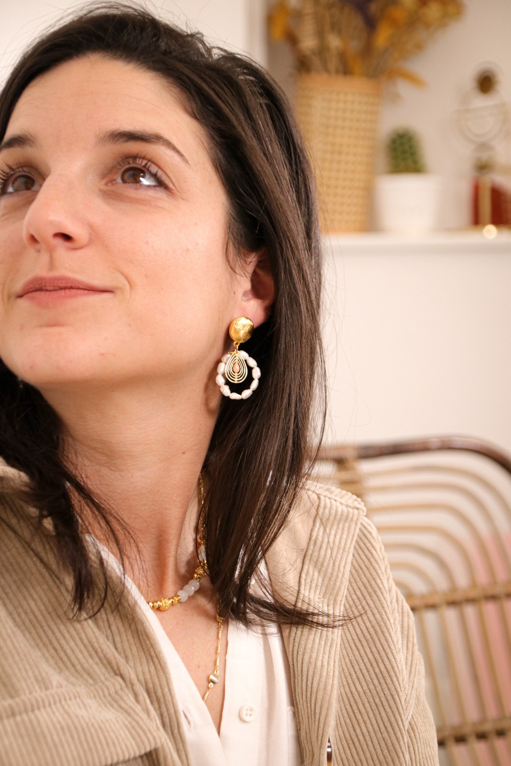 Esquema DIY Pendientes de estilo bohemio con colgante calado y perlas de agua dulce