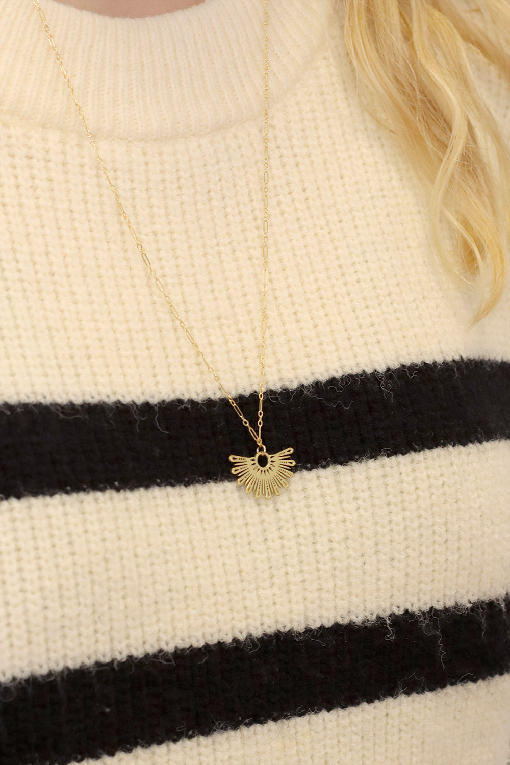 Pendientes y Collar Colgante Sol de Oro montaje de joyería simple