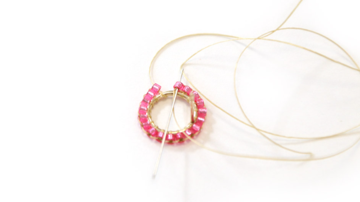 Pendientes de círculo de perlas Miyuki y piedras preciosas : Paso 5 Pendientes de círculo de perlas Miyuki y piedras preciosas : Paso 5