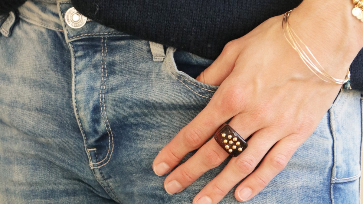 Grosse bague colorée en résine avec boules dorées