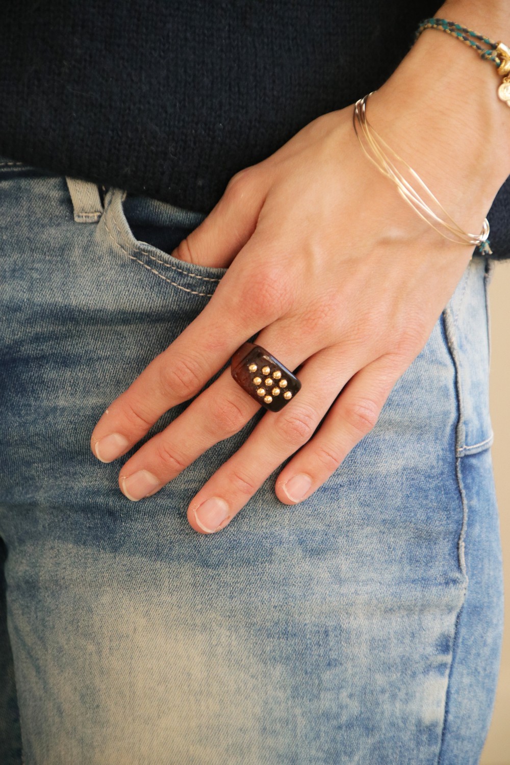 Anillo grande de resina coloreada con bolas de oro