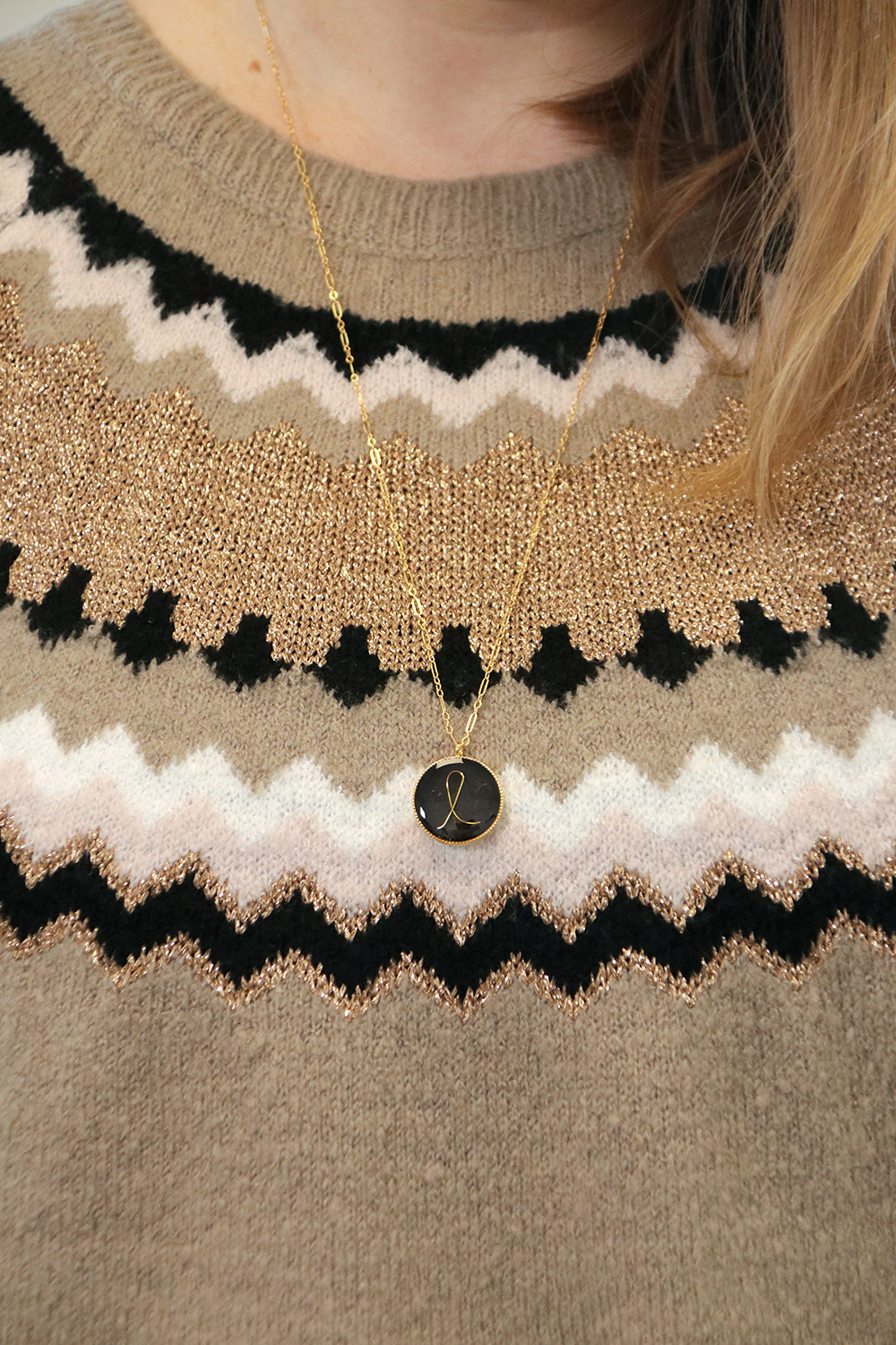 Medallón de resina epoxi con letra de alambre