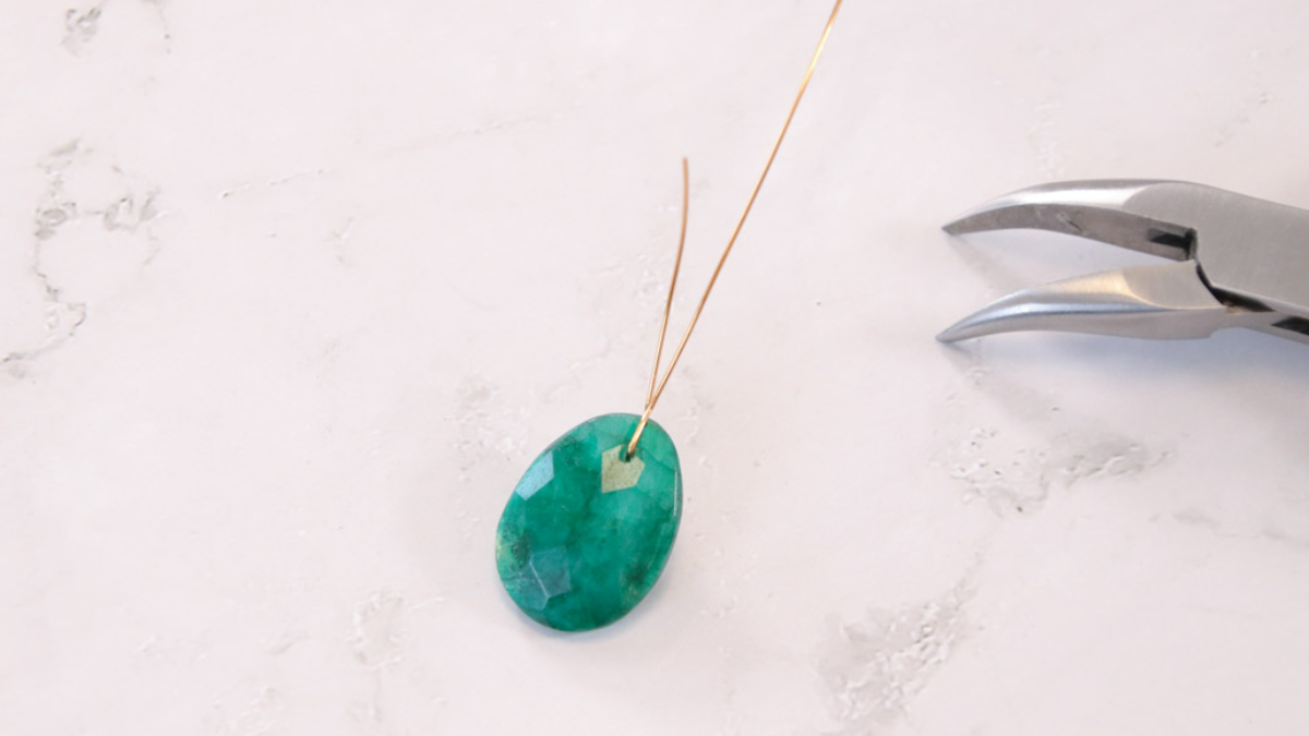 Collar con imitación de esmeralda y cuentas de cristal facetado antiguo : Paso 3