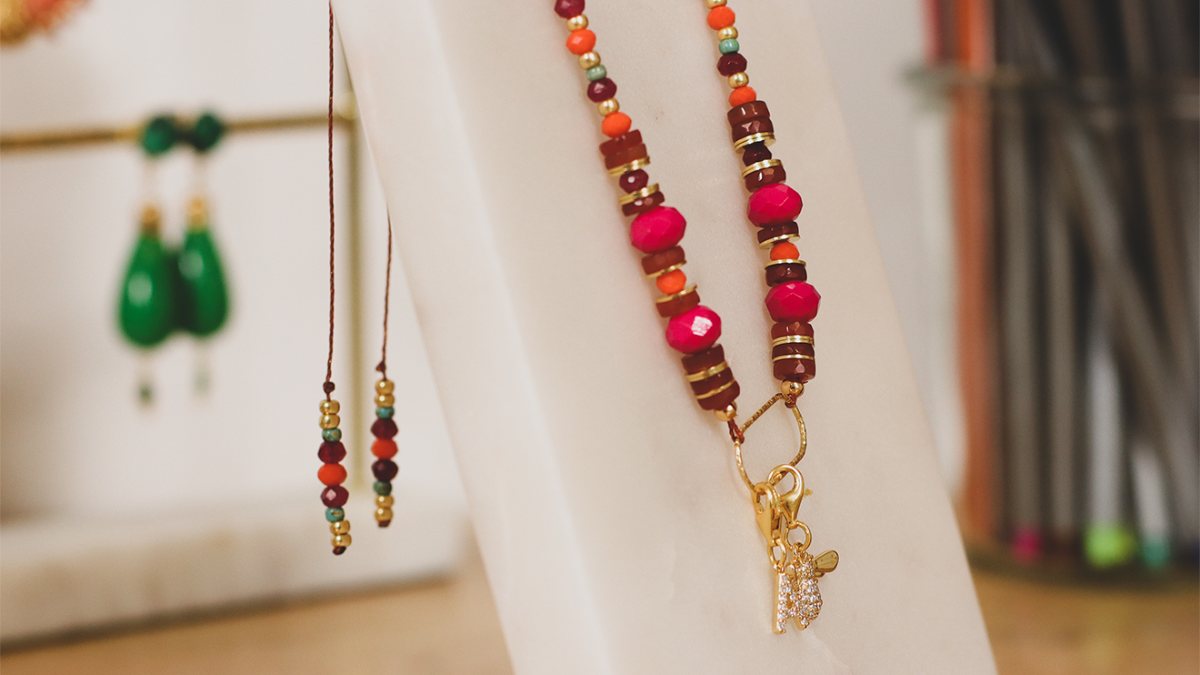 Esquema Collar de macramé con cuentas facetadas y espaciador central en plata 925