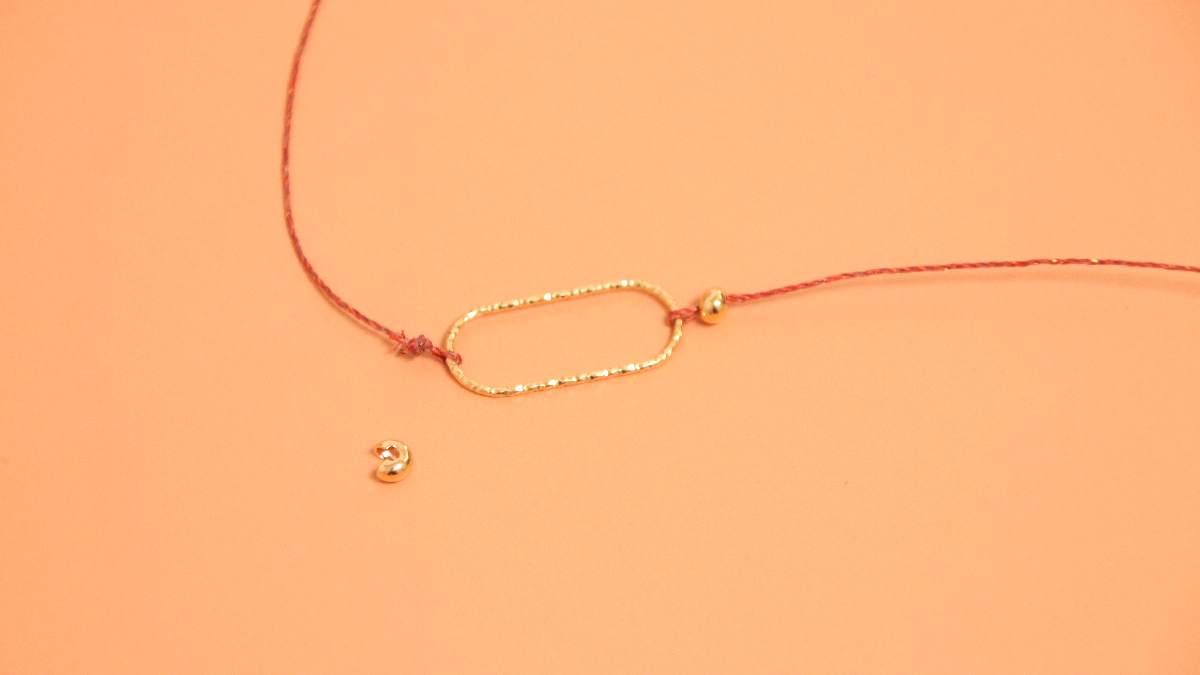 Collar de macramé con cuentas facetadas y espaciador central en plata 925 : Paso 1