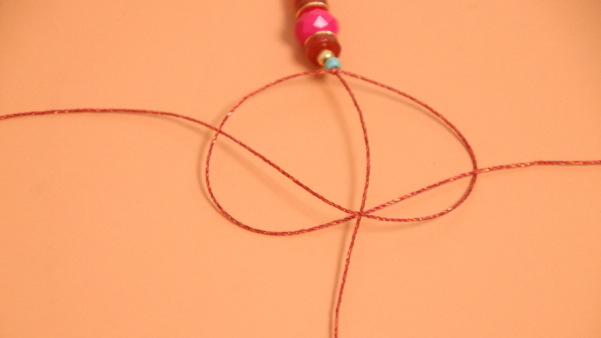 Collar de macramé con cuentas facetadas y espaciador central en plata 925 : Paso 3