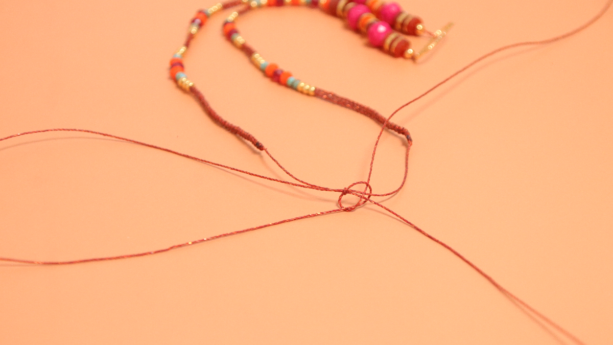 Collar de macramé con cuentas facetadas y espaciador central en plata 925 : Paso 6