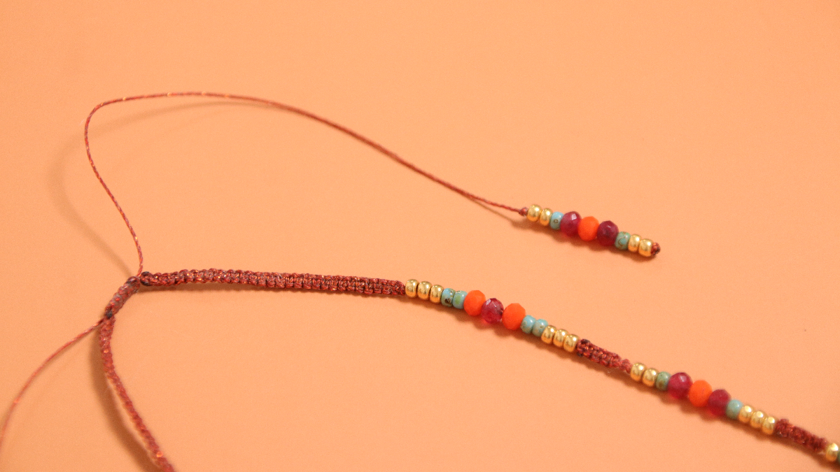 Collar de macramé con cuentas facetadas y espaciador central en plata 925 : Paso 7