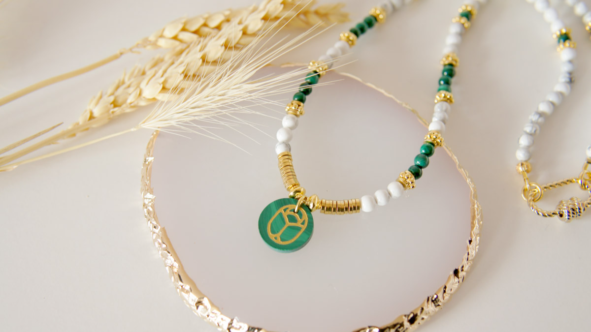 Esquema Collar de Howlita y Perlas de Malaquita Colgante Escarabajo