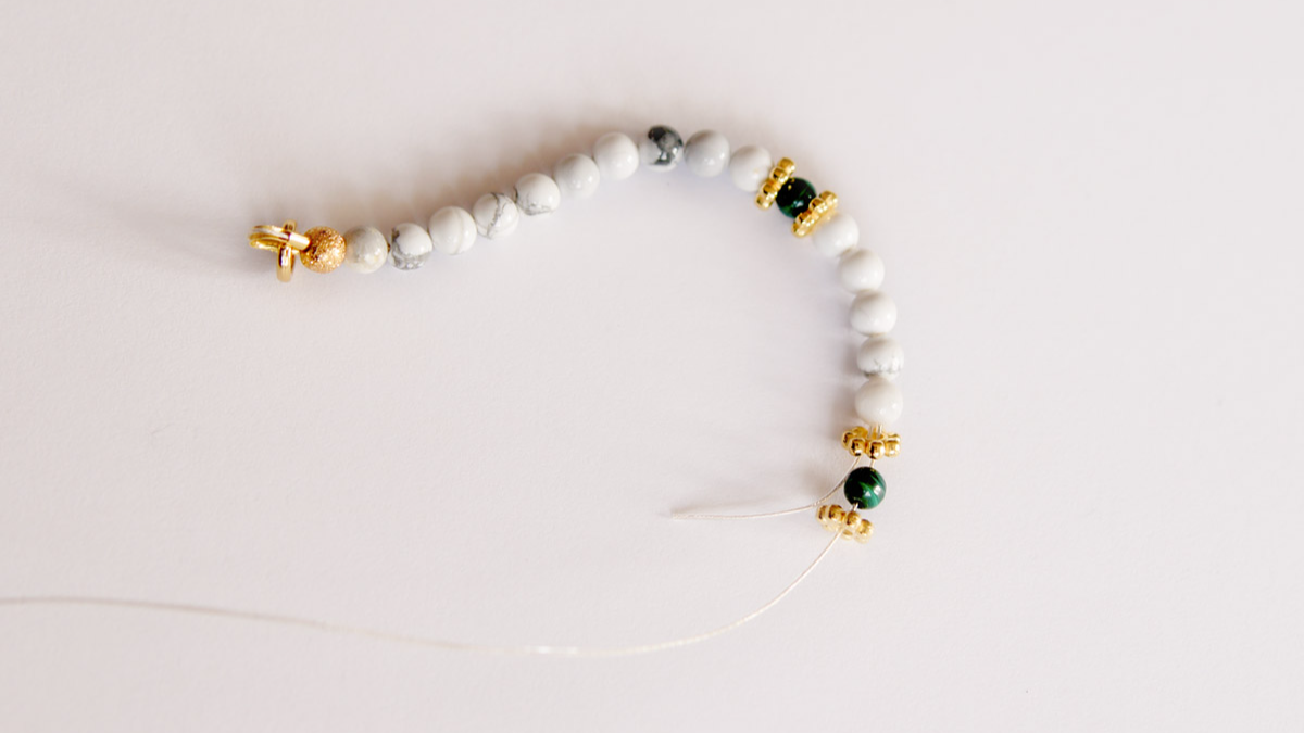 Collar de Howlita y Perlas de Malaquita Colgante Escarabajo : Paso 1