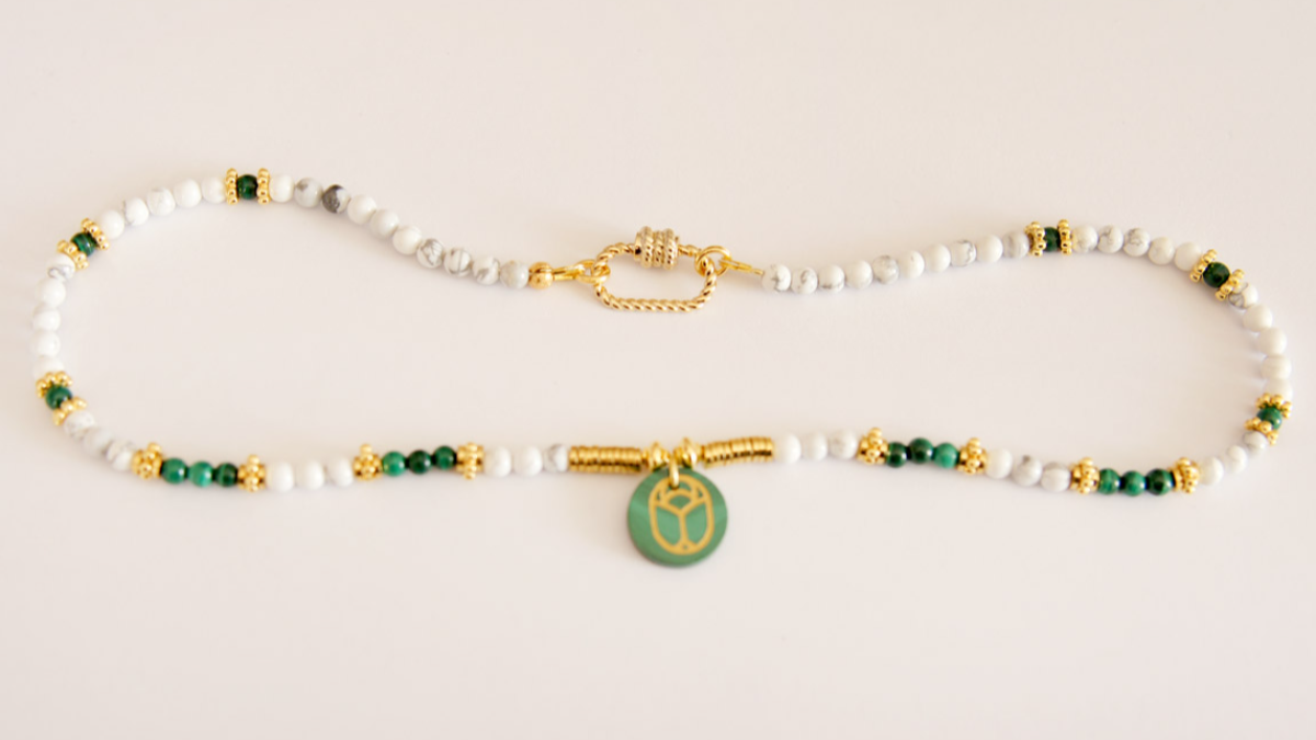 Collar de Howlita y Perlas de Malaquita Colgante Escarabajo : Paso 4