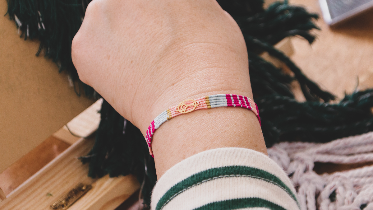 Pulsera de hilo de seda tejida con inserto de escarabajo dorado